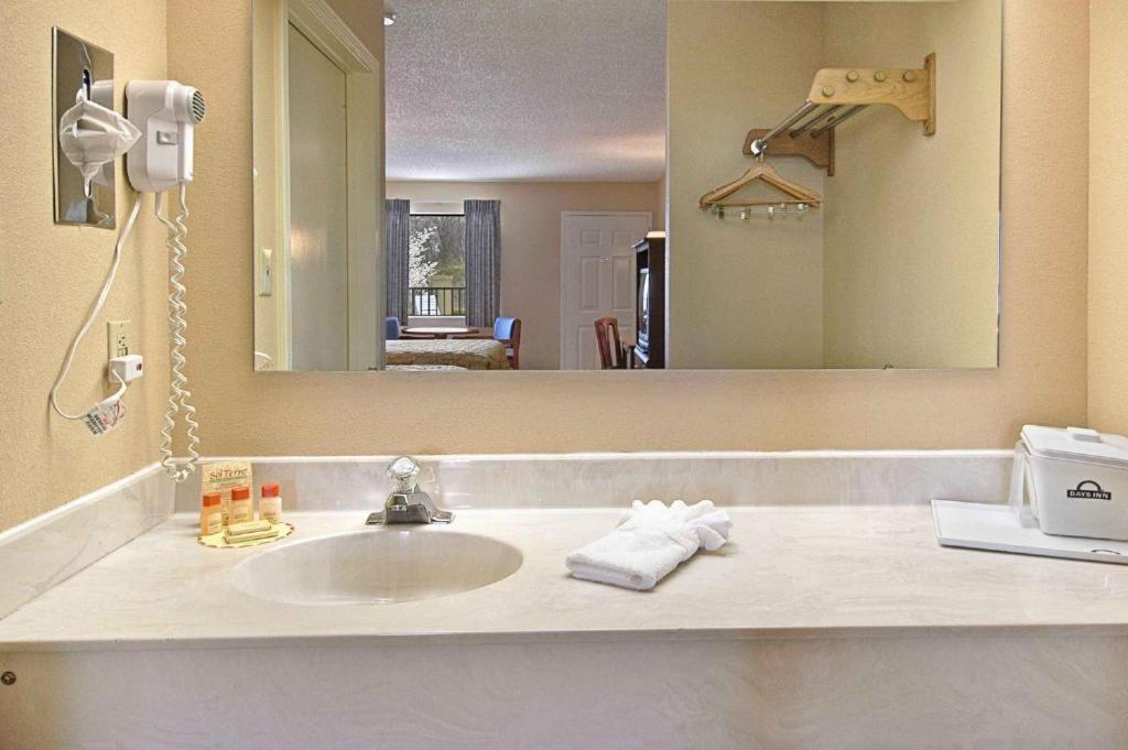 Days Inn By Wyndham Asheville Downtown North Woodfin Room photo